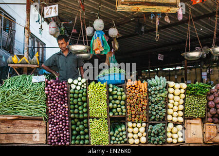 Obst- und Gemüsehändler in Kandy Markthalle in Kandy, Sri Lanka. Stockfoto