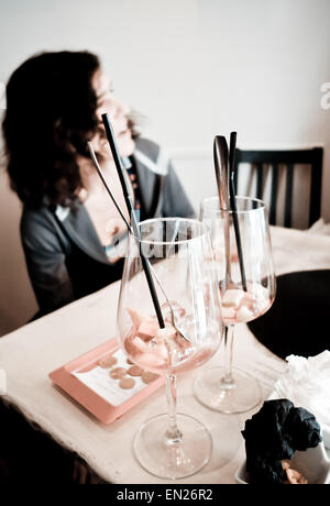 Frau in bar sprechen, zwei leeren Gläser Sangria Vordergrund, mit Rechnung bezahlt neben ihm, Spanien. Stockfoto