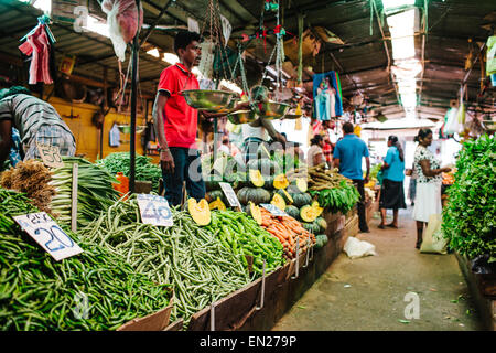 Obst- und Gemüsehändler in Kandy Markthalle in Kandy, Sri Lanka. Stockfoto