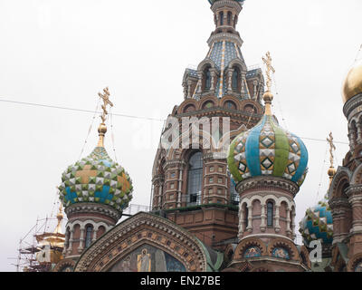 Kirche des Erlösers auf Auferstehungskirche in St.Petersburg Russland, Nahaufnahme von dekorierten Zwiebeltürme Stockfoto