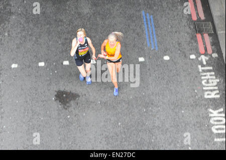 Embankment, London, UK. 26. April 2015. Läufer verlaufen entlang der Böschung wie sie an den 35. London-Marathon teilnehmen. Stockfoto