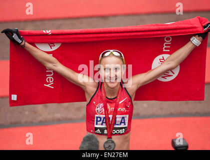 Die Mall, London, UK. 26. April 2015. Paula Radcliffe feiert nach dem Zieleinlauf der Virgin Geld 2015 London Marathon Club, Nächstenliebe und Wahlen, Ankunft in 02:36:55. Bildnachweis: Malcolm Park Leitartikel/Alamy Live-Nachrichten Stockfoto