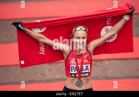 Die Mall, London, UK. 26. April 2015. Paula Radcliffe feiert nach dem Zieleinlauf der Virgin Geld 2015 London Marathon Club, Nächstenliebe und Wahlen, Ankunft in 02:36:55. Bildnachweis: Malcolm Park Leitartikel/Alamy Live-Nachrichten Stockfoto