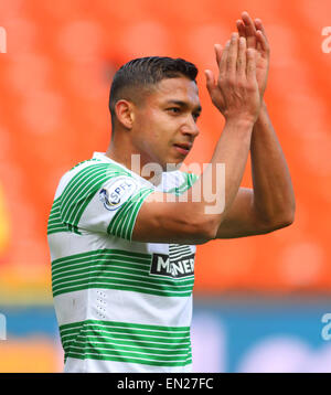 Dundee, Schottland. 26. April 2015. Schottische Premier League. Dundee United vs. Celtic FC. Emilio Izaguirre begrüßt den Celtic-Fans, nachdem das Finale Pfeifen Credit: Action Plus Sport/Alamy Live News Stockfoto