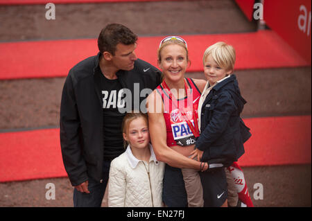 Die Mall, London, UK. 26. April 2015. Paula Radcliffe auf The Mall mit ihrer Familie nach Zieleinlauf der Virgin Geld 2015 London Marathon Club, Nächstenliebe und Wahlen, Ankunft in 02:36:55. Bildnachweis: Malcolm Park Leitartikel/Alamy Live-Nachrichten Stockfoto