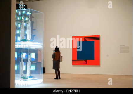 Arbeiten von Nam June Paik ("V-Yramid") und Jeff Koons im Whitney Museum of American Art im Meatpacking District von Manhattan. Stockfoto