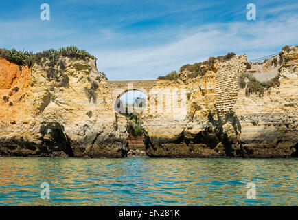 Felsen und Klippen mit Treppen und Brücke in Algarve Stadt Lagos in Portugal, die schönste Küste der Welt Stockfoto