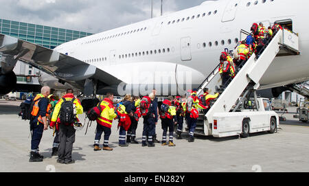 Freiwillige mit katastrophenerschütterte Deutschland (International Search and Rescue) an Bord eines Lufthansa-Airbus A380 für einen Flug nach New Delhi, Indien am Flughafen in Frankfurt Am Main, Deutschland, 26. April 2015. Von Indien gehen nach Nepal sie auf um Unterstützung bei Hilfsmaßnahmen für die Opfer des Erdbebens zu beginnen. Foto: CHRISTOPH SCHMIDT/dpa Stockfoto