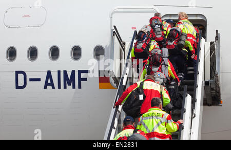 Freiwillige mit katastrophenerschütterte Deutschland (International Search and Rescue) an Bord eines Lufthansa-Airbus A380 für einen Flug nach New Delhi, Indien am Flughafen in Frankfurt Am Main, Deutschland, 26. April 2015. Von Indien gehen nach Nepal sie auf um Unterstützung bei Hilfsmaßnahmen für die Opfer des Erdbebens zu beginnen. Foto: CHRISTOPH SCHMIDT/dpa Stockfoto