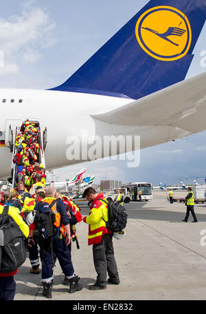 Freiwillige mit katastrophenerschütterte Deutschland (International Search and Rescue) an Bord eines Lufthansa-Airbus A380 für einen Flug nach New Delhi, Indien am Flughafen in Frankfurt Am Main, Deutschland, 26. April 2015. Von Indien gehen nach Nepal sie auf um Unterstützung bei Hilfsmaßnahmen für die Opfer des Erdbebens zu beginnen. Foto: CHRISTOPH SCHMIDT/dpa Stockfoto