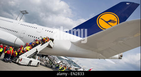 Freiwillige mit katastrophenerschütterte Deutschland (International Search and Rescue) an Bord eines Lufthansa-Airbus A380 für einen Flug nach New Delhi, Indien am Flughafen in Frankfurt Am Main, Deutschland, 26. April 2015. Von Indien gehen nach Nepal sie auf um Unterstützung bei Hilfsmaßnahmen für die Opfer des Erdbebens zu beginnen. Foto: CHRISTOPH SCHMIDT/dpa Stockfoto