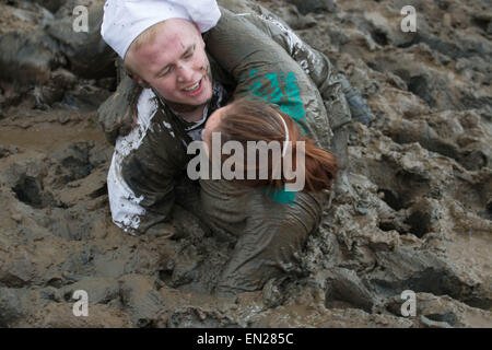 Maldon, Essex, 26. April 2015.  Schlamm bedeckt Konkurrenten fallen in den Schlamm auf dem Weg zur Ziellinie beim jährlichen Maldon-Schlamm-Rennen. Bildnachweis: Darren Attersley/Alamy Live News Stockfoto