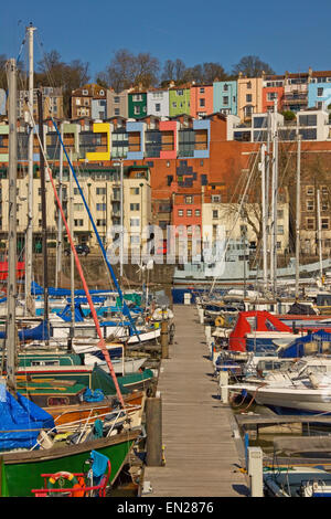 Sportboote vor Anker im schwimmenden Hafen, Bristol, an einem sonnigen Tag mit bunten Clifton Gehäuse im Hintergrund Stockfoto