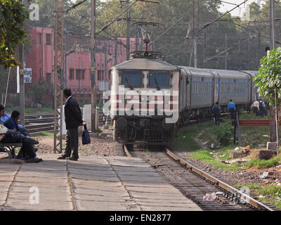 Eine lange Strecke Personenzug aus Neu-Delhi nahenden Shivaji Brücke-Bahnhof in der Stadt. Stockfoto