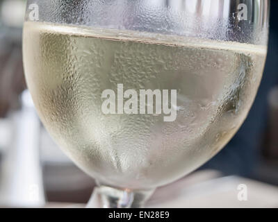 Nahaufnahme eines kalten Weißwein in ein Glas mit kondensierte Wassertropfen auf der Außenseite Stockfoto
