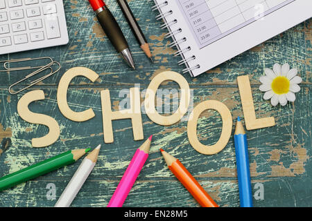 Schule mit Holzbuchstaben und Schule Artikel auf rustikalen Holz geschrieben Stockfoto