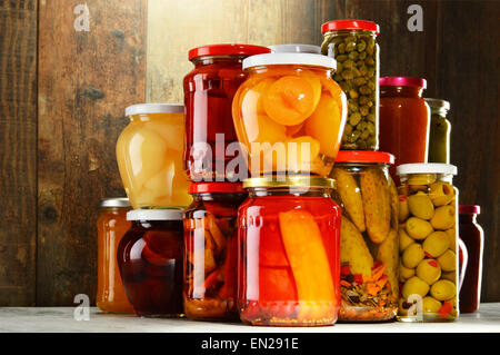 Gläser mit eingelegtem Gemüse, fruchtigen Kompotte und Marmeladen im Keller. Konservierte Lebensmittel Stockfoto