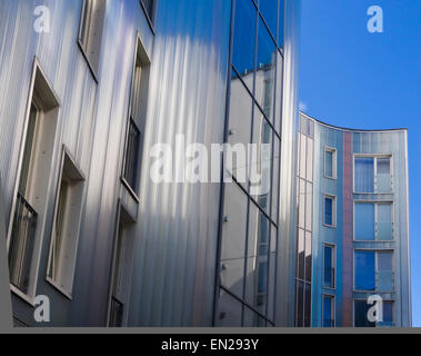 Geschwungene Formen, blockieren Fassade spiegelt den Himmel und Wetter, modernes Apartment im Zentrum von Stavanger Norwegen kontrastierenden traditionellen hölzernen Stil Stockfoto