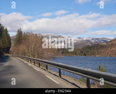 Auf der Straße in Ryfylke in den norwegischen Fjorden frühen Frühling, Wasser, Wälder und Berge Stockfoto