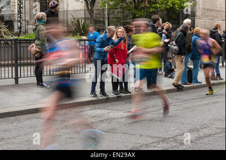 London, UK. 26. April 2015. Zwei Meilen für fast 38.000 Läufer gehen an den Jungfrau-Geld-London-Marathon teilgenommen. Bildnachweis: Stephen Chung / Alamy Live News Stockfoto