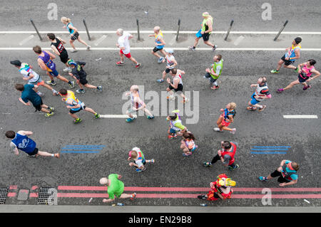 London, UK. 26. April 2015. Blickte auf Athleten Blackfriars Bridge, vorbei, da fast 38.000 Läufer an den Jungfrau-Geld-London-Marathon teilgenommen. Bildnachweis: Stephen Chung / Alamy Live News Stockfoto