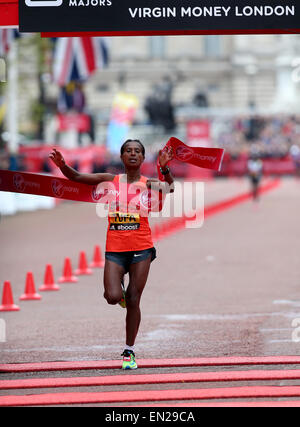 London, Sonntag, UK. 26. April 2015. Tigist Tuffstein von Äthiopien, die ersten kamen überquert die Ziellinie beim 35. London-Marathon, Sonntag, 26. April 2015. Tigist Tuffstein von Äthiopien gewann Gold mit 2 Stunden, 23 Minuten und 22 Sekunden. Bildnachweis: Han Yan/Xinhua/Alamy Live-Nachrichten Stockfoto