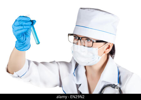 Krankenschwester sucht Inhalt des Röhrchens auf weißem Hintergrund Stockfoto