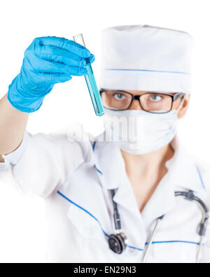 Arzt suchen Inhalt des Röhrchens auf weißem Hintergrund Stockfoto