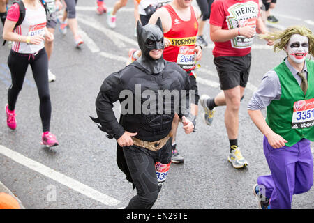 London, UK. 26. April 2015. Virgin Money London Marathon 2015, Shooters Hill Road Credit: Lucia Hrda/Alamy Live-Nachrichten Stockfoto