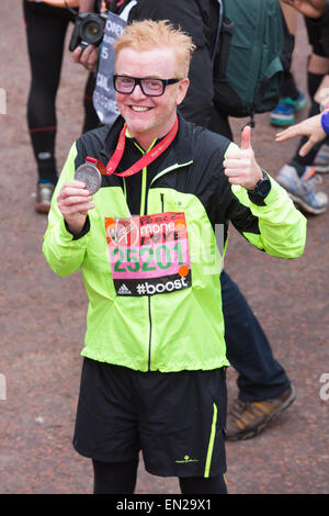 London, UK. 26. April 2015. Chris Evans am Ziel der Marathon-Lauf. Geld Virgin London-Marathon endet in der Mall, London, Vereinigtes Königreich. Bildnachweis: Nick Savage/Alamy Live-Nachrichten Stockfoto