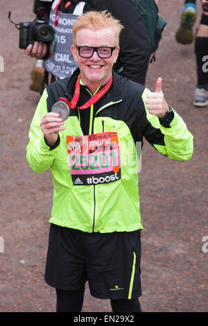 London, UK. 26. April 2015. Chris Evans am Ziel der Marathon-Lauf. Geld Virgin London-Marathon endet in der Mall, London, Vereinigtes Königreich. Bildnachweis: Nick Savage/Alamy Live-Nachrichten Stockfoto