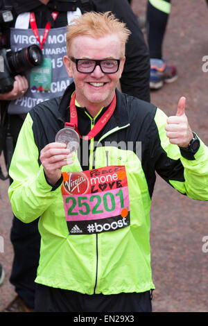 London, UK. 26. April 2015. Chris Evans am Ziel der Marathon-Lauf. Geld Virgin London-Marathon endet in der Mall, London, Vereinigtes Königreich. Bildnachweis: Nick Savage/Alamy Live-Nachrichten Stockfoto