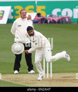 London, UK. 26. April 2015. Monty Panesar von Essex bowling während Tag eines der Division zwei LV County Championship Match zwischen Surrey und Essex auf dem Kia Oval Cricket Ground, am 26. April 2015 in London, England. Bildnachweis: Mitchell Gunn/ESPA/Alamy Live-Nachrichten Stockfoto