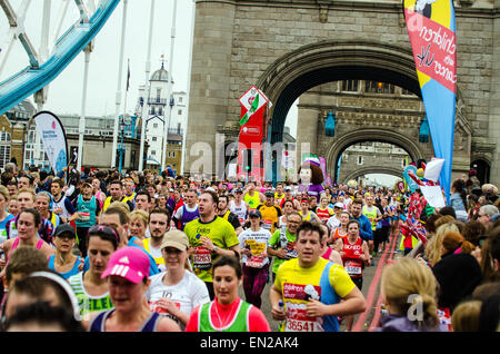 Nessa die Krankenschwester und Spaß die Läufer an den London Marathon 2015 Stockfoto