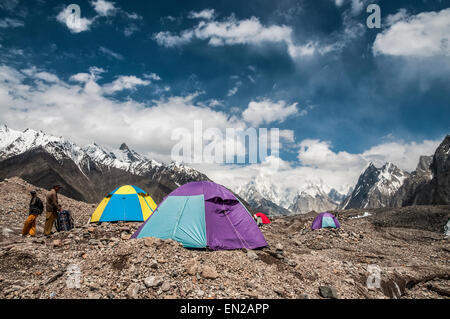 Trekking auf dem Baltoro-Gletscher im Karakorum Gebirge Trekker camp Stockfoto