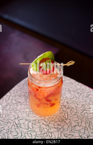Erdbeeren und Basilikum cocktail in ein Glas mit Garnierung Stockfoto
