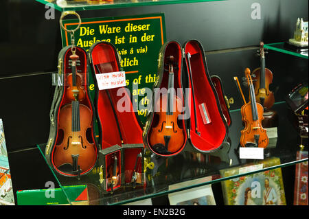 Eine Auswahl von Modell Geigen auf dem Display um zu verkaufen in Wien, Österreich. Stockfoto