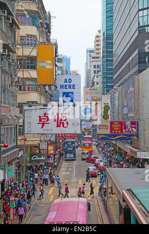 HONG KONG - Dezember 05: Käufer und Besucher Menge an einer Einkaufsstraße auf 5. Dezember 2010 in Hong Kong, China. Es gibt mehr th Stockfoto