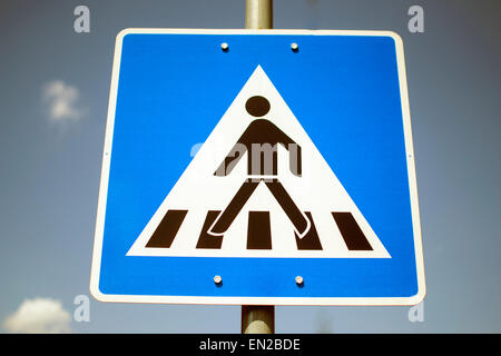 Blaue Fußgängerüberweg Zeichen gegen blauen Himmel Stockfoto