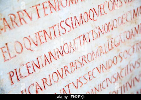 Vorchristliche lateinische Schrift geschnitzt auf dem Grabstein Stockfoto