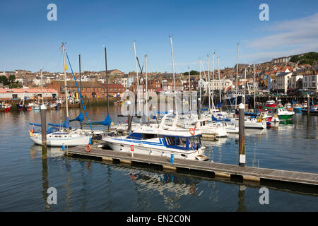 Großbritannien, England, Yorkshire, Scarborough, Freizeitboote vertäut im alten Hafen an Albert seltsame Pontons Stockfoto