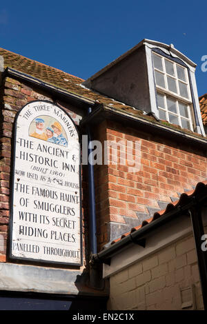 Großbritannien, England, Yorkshire, Scarborough, Sandside, drei Seeleute Kneipe Zeichen der alten Wirtshaus Stockfoto