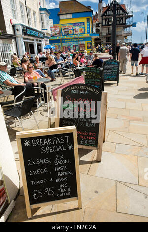 Großbritannien, England, Yorkshire, Scarborough, Sandside, Tafel Menüs außerhalb Cafés direkt am Meer Stockfoto