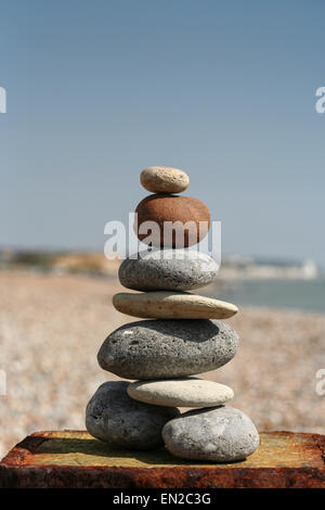 Ein Stapel von Steinen am Meer im Hintergrund Stockfoto