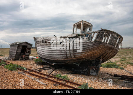 Verlassene Wrack der Fischerboot "Tina" und baufälligen alten Fischerhütte Dungeness Kent England UK Stockfoto