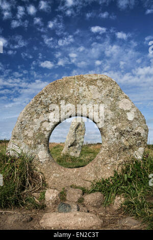 "Men ein Tol', auch bekannt als Crick Stein, späten neolithischen frühen Bronzezeit Menhire in der Nähe von Madron, Cornwall, England, UK Stockfoto