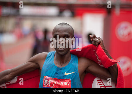 Die Mall, London, UK. 26. April 2015. Sieger der Virgin Money 2015 London Marathon Elite Männer rennen, eine jubelnde Eliud Kipchoge von Kenia feiert. Credit: Malcolm Park Redaktion/Alamy leben Nachrichten Stockfoto