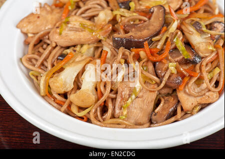 Buchweizen-Nudeln mit Hähnchen-Gemüse-Pilze und Teriyaki-sauce Stockfoto