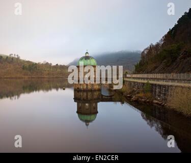 Ein Farbbild am Morgen der Reflexionen im Elan-Tal in der Nähe von Rhayader in Mid Wales von der Anstrengung Turm Stockfoto