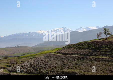 Schneebedeckte Berge in der Nähe von Amizmiz im hohen Atlas Berge, Marokko Stockfoto